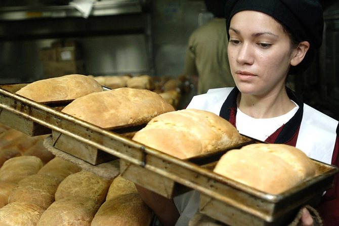 пекари работают в пекарнях и хлебокомбинатах